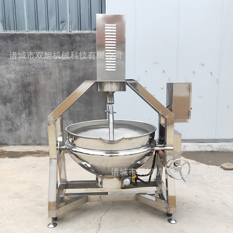 Các hành tinh thạch và ớt trộn với chảo chiên, toàn bộ máy nước sốt thép không gỉ, căng tin thương mại.