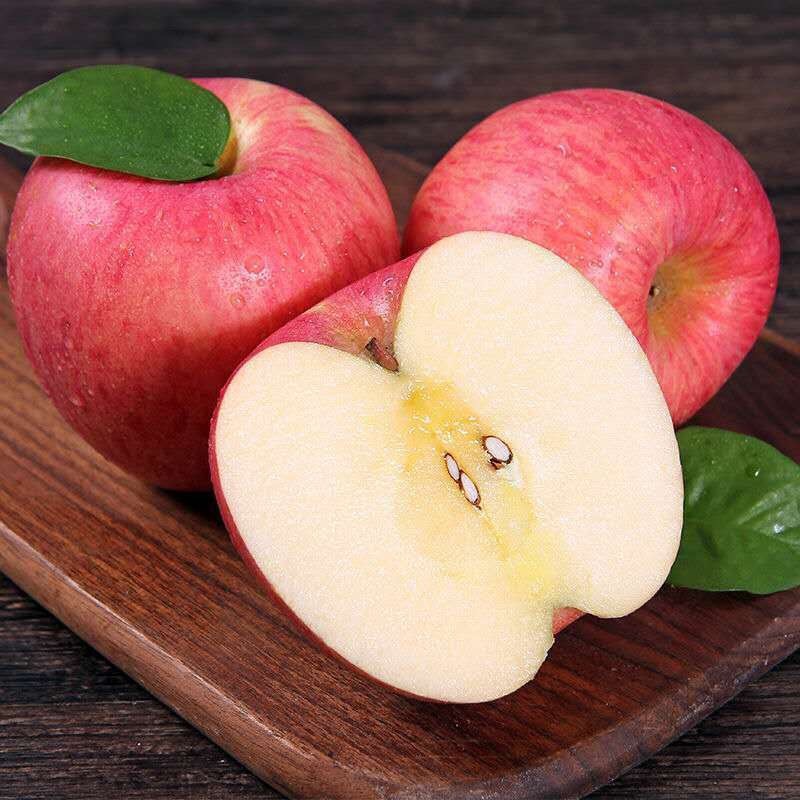 Những trái táo đỏ của Sarkawa cung cấp cả hộp trái cây và kẹo quanh năm.