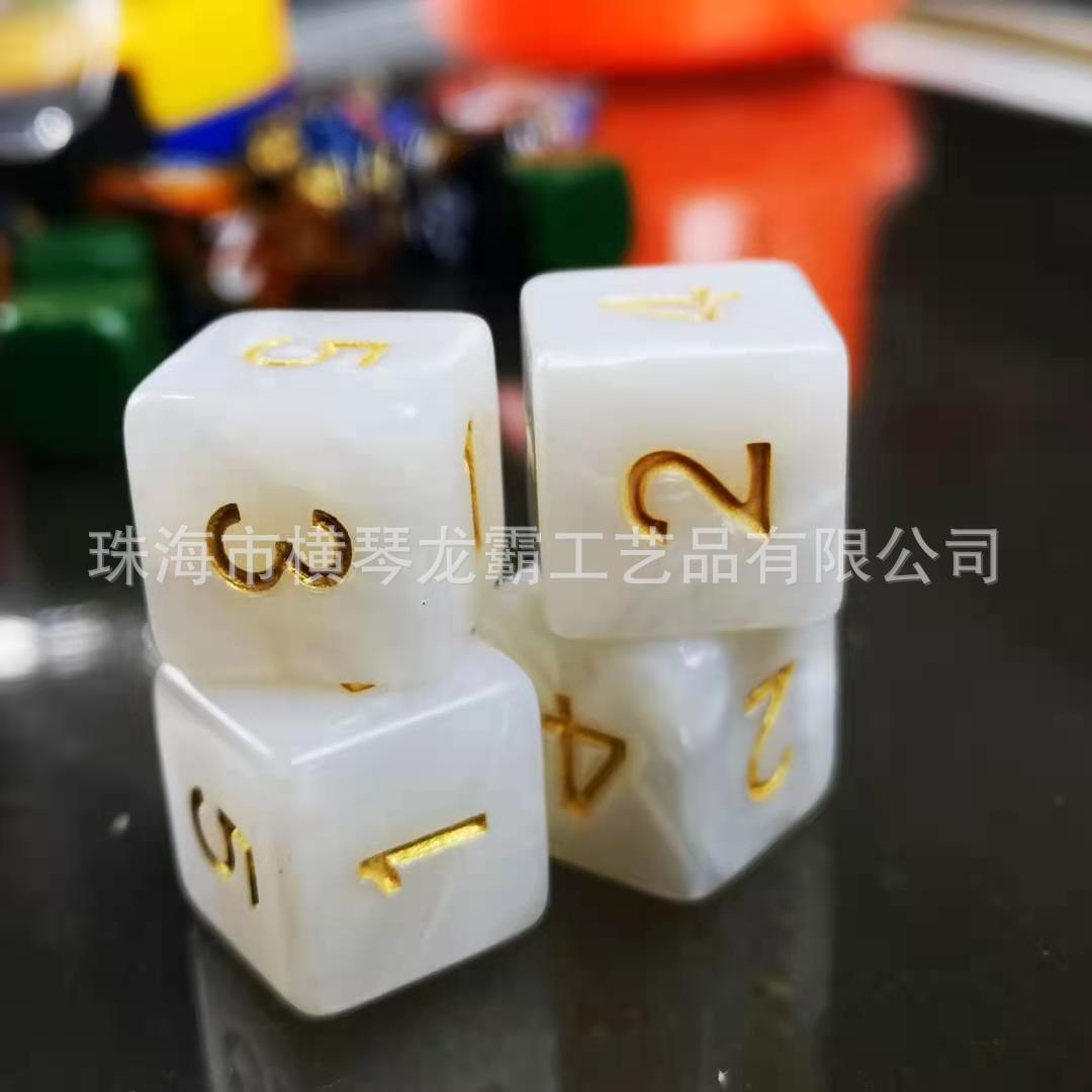 6 con xúc xắc ở góc, được in bằng ngọc trai bạch kim với 123456 hexadecahedron dương, Akri.