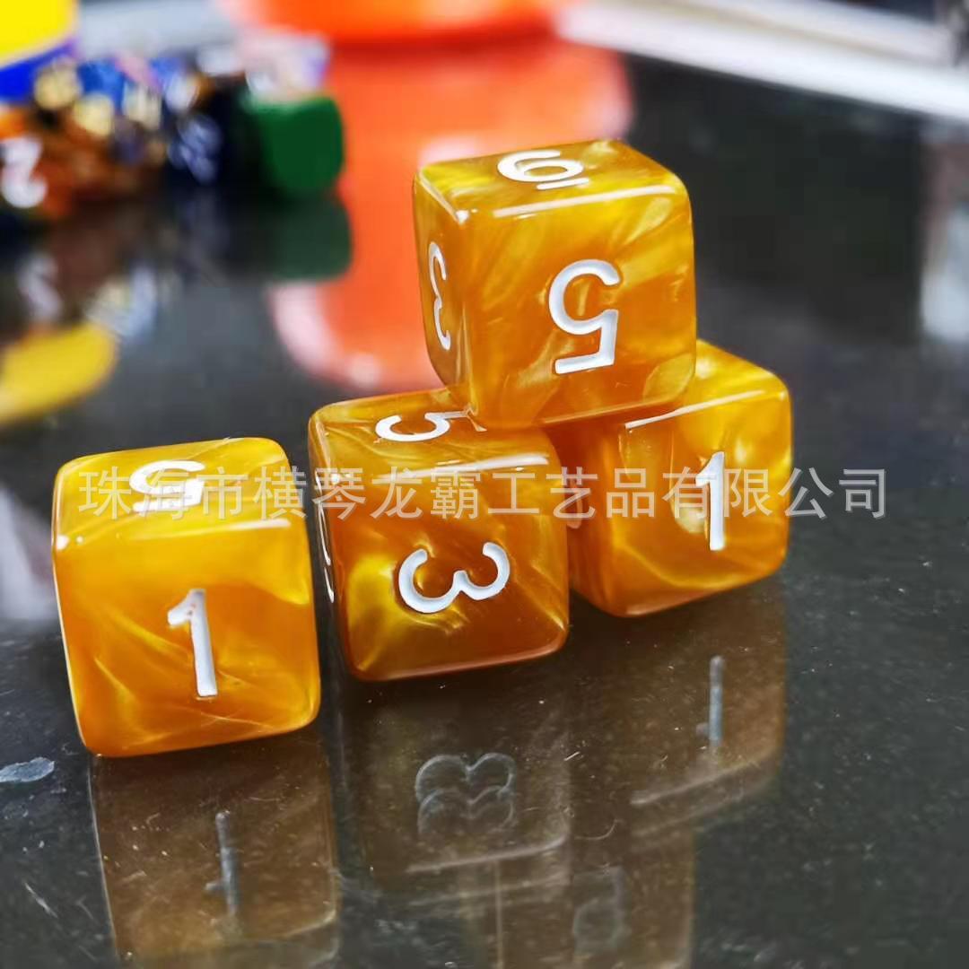 6 con xúc xắc ở góc, được in bằng ngọc trai bạch kim với 123456 hexadecahedron dương, Akri.