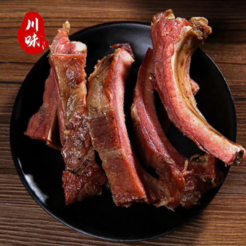 뼈 뼈, 농부에서 smoky 나무 연기, Sichuan ribs 공장에서 소금 고기의 돼지.