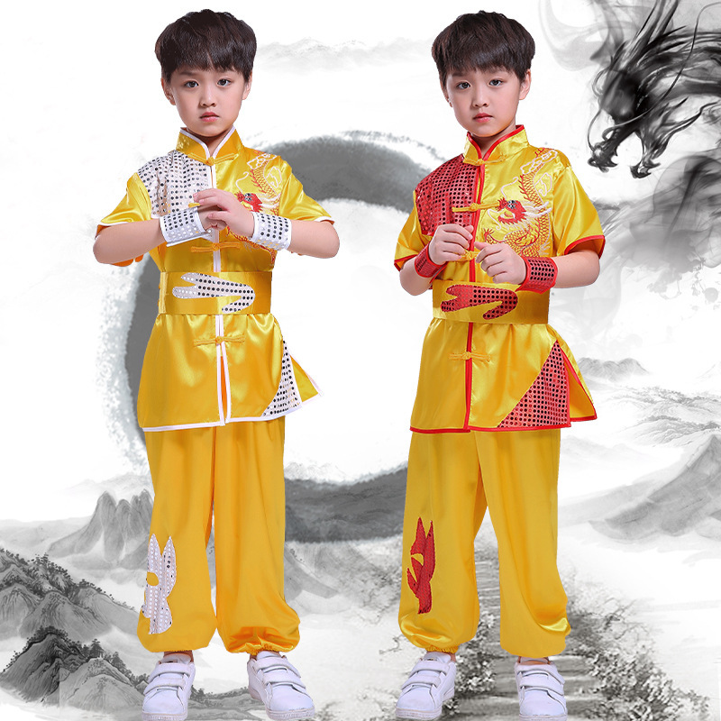 The length of the children's martial arts costumes is too big for boys and girls to train for kindergarten.