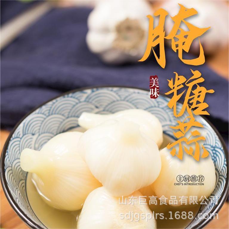 Ten kilos of greasy garlic in a box.