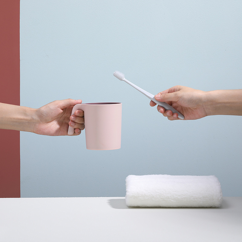 Taste design, double-coloured mouth-washing cups, original compact hands-washing cups, home-brushing couple-brushing toothbrushes.