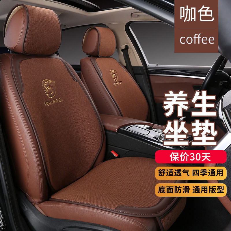 Một chiếc xe mới được đặt trên một bộ dụng cụ chống máy bay miễn phí, khô mùa hè.