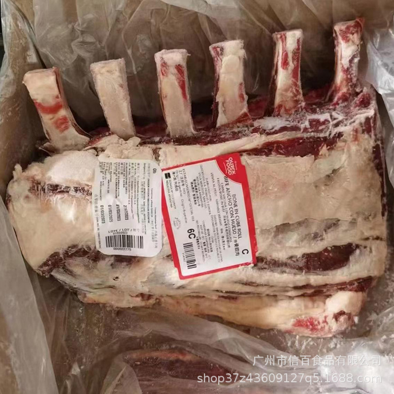 그는 구운 고기를 돌리고, 아르헨티나에서 모든 아웃 냉동 쇠고기를 수입하고 육류와 육류를 축으로합니다.