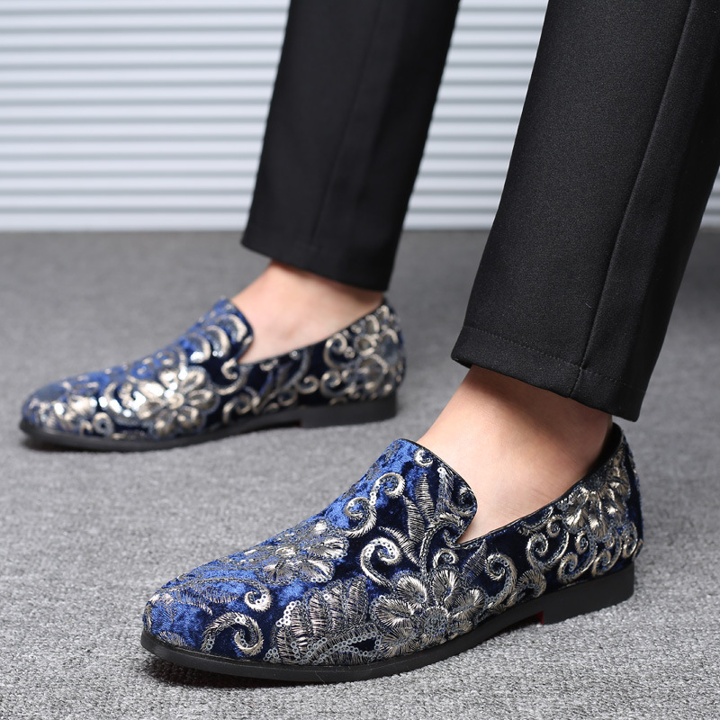 A new 2023 large-size man with a single pair of shoes and a pair of bean shoes.