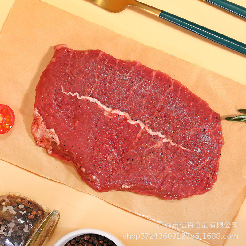 Một cái máy bán dưa muối và bánh.