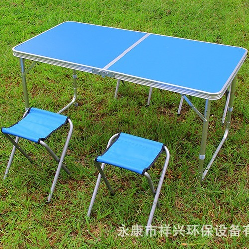 Hand-in-hand distribution of a table with a portable long table and a double folding of an aluminium table outside the room