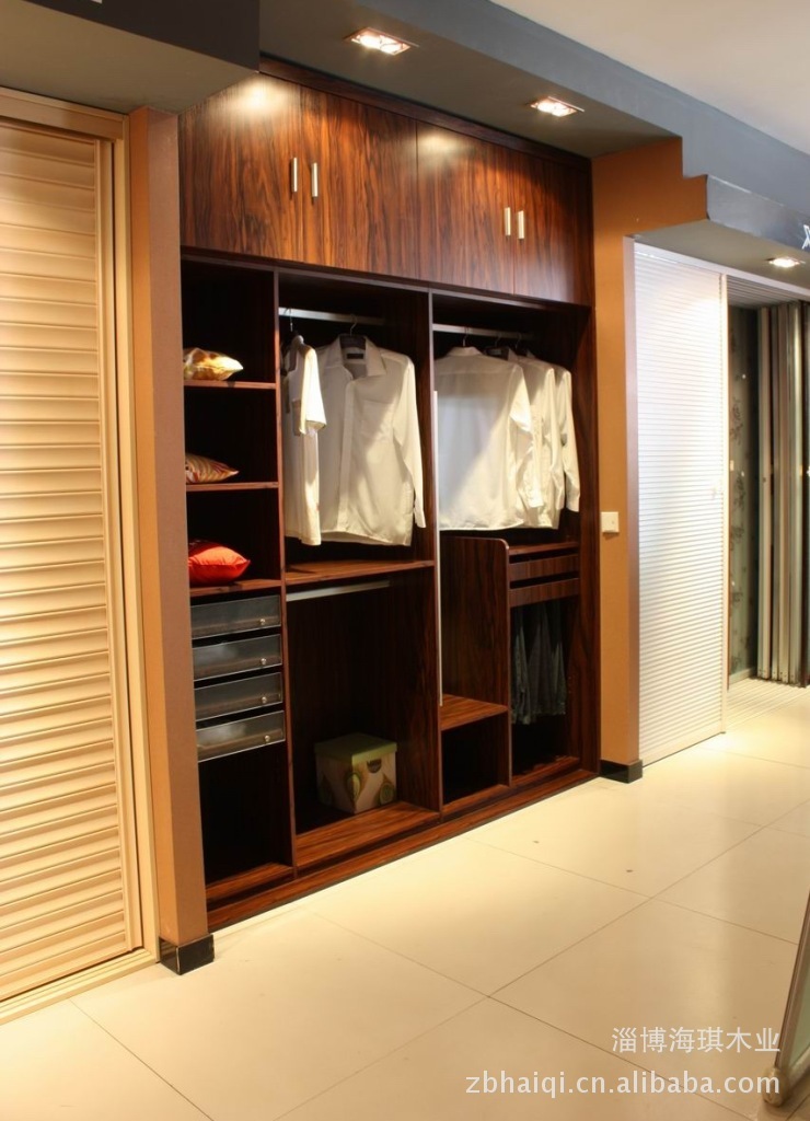 The Zambo factory produces the whole closet, and the whole room is customised to the top, and the only place in the house is a dresser without formaldehyde.