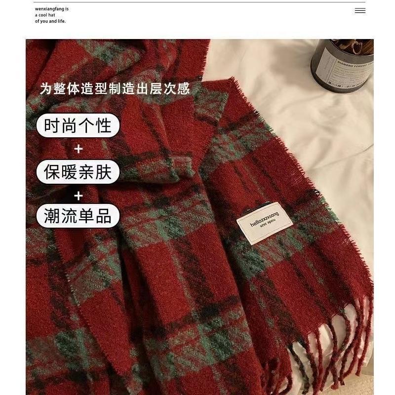 Lễ Giáng sinh năm mới của cô gái khăn quàng với những sọc đỏ và xà phòng dày.
