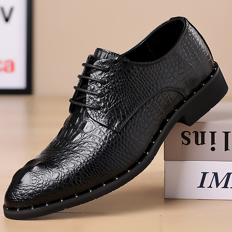The new four-season man's shoes are on the leash belt.