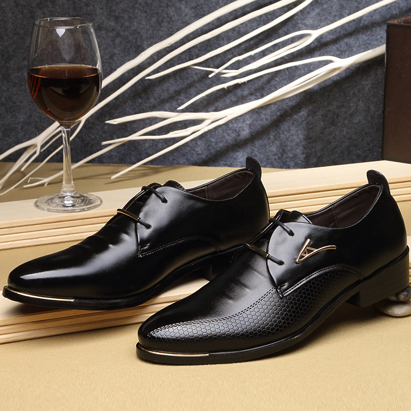 Men's shoes, spring British wind belts, fresh-fried young men are putting on commercial leisure shoes.