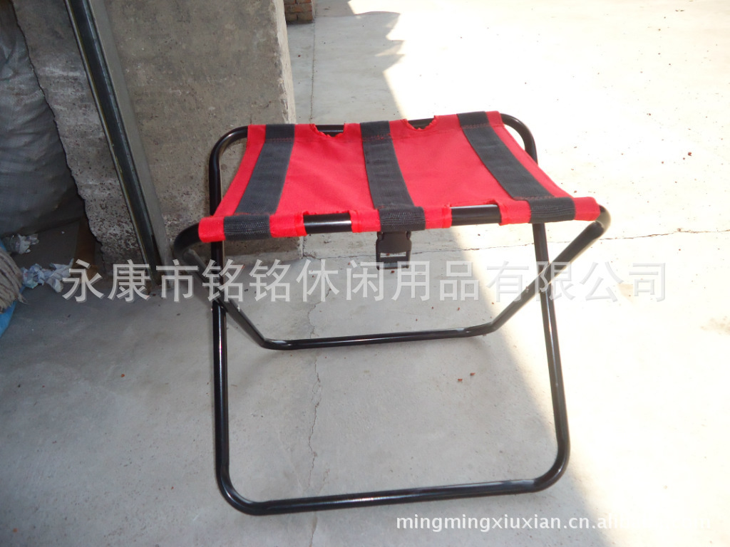 The factory's large-scale out-of-door rest-stool can be folded and customised with beach benches.