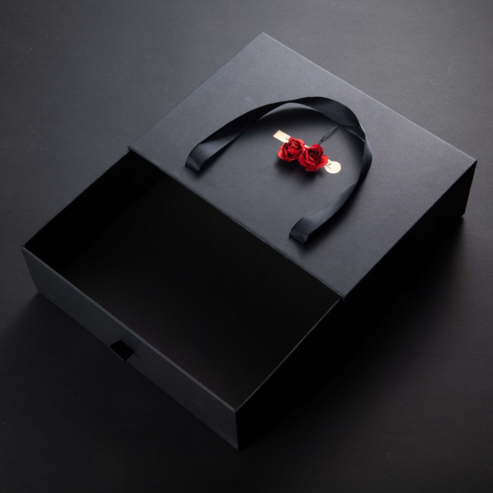 A high-end ins wind rose delivers a gift box for boys and girls for their birthday.