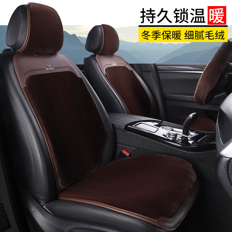Một chiếc xe thay thế nhung với nhung ngắn bên cạnh một máy phát điện vật lý tại Trạm quốc tế Amazon.