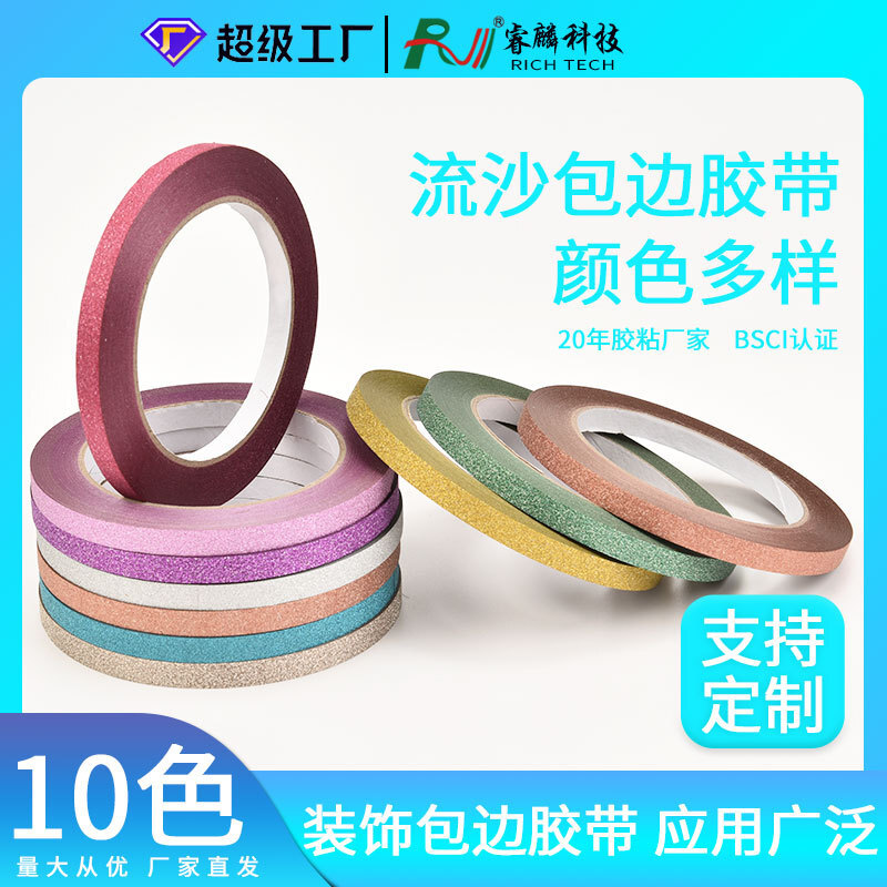 Có băng dính dính bằng tay với một bánh ngọt dính cứng.
