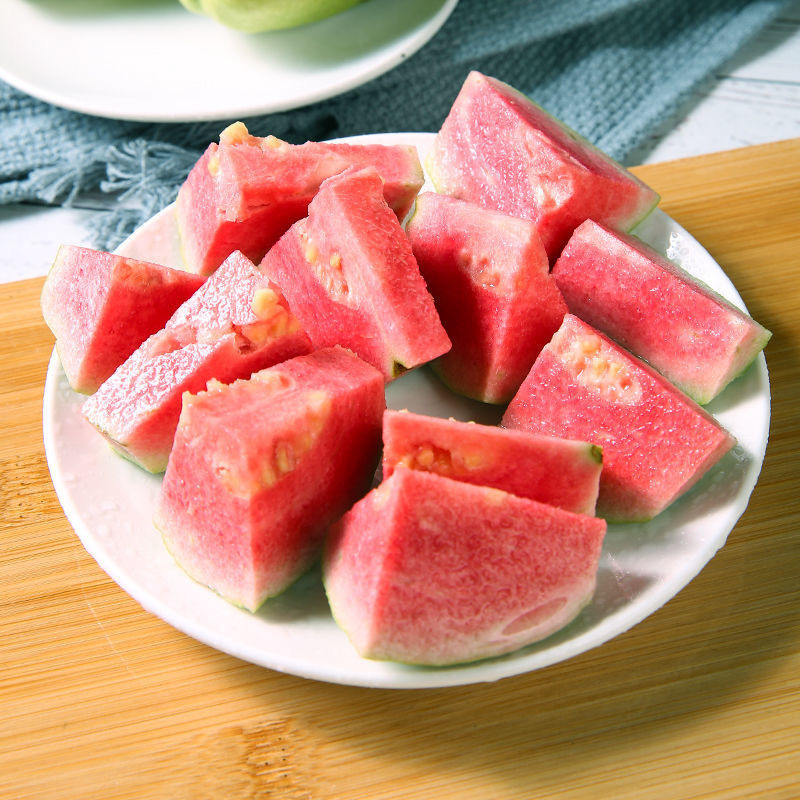 Guangxi heart-carbing pomegranates in fresh season.