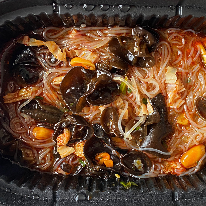Bánh khoai tây hồng nướng với rau cải, bột chua.