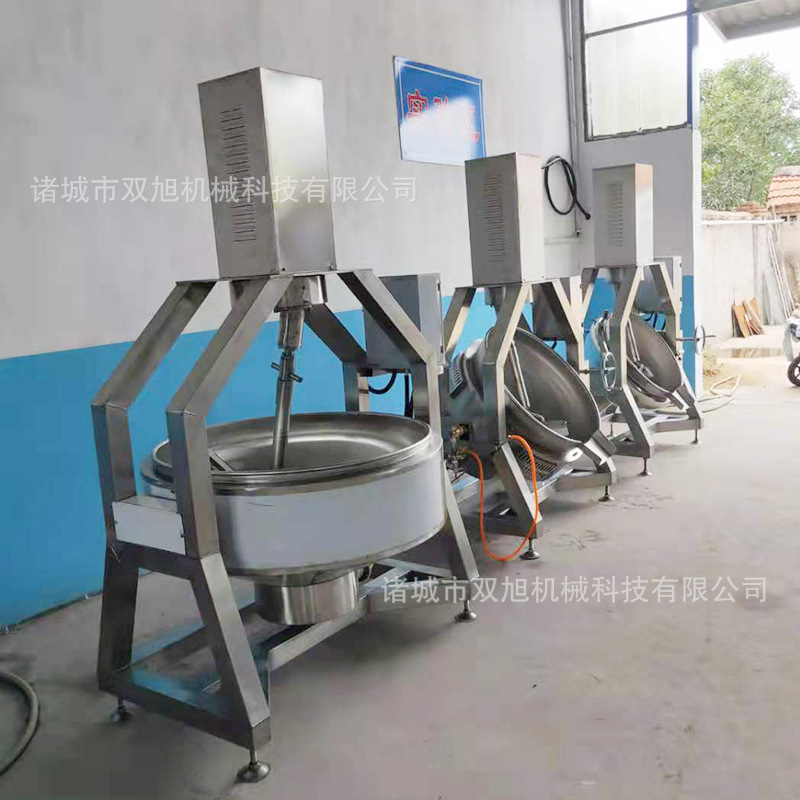 Các hành tinh thạch và ớt trộn với chảo chiên, toàn bộ máy nước sốt thép không gỉ, căng tin thương mại.