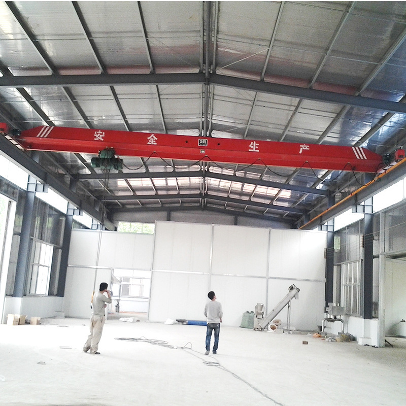 A single-barrelled crane, a 3-ton, 5-ton wireless remote control single-barrel vehicle at a civil power plant in a workshop warehouse