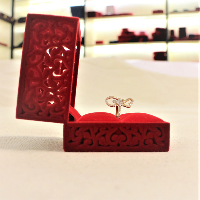 The manufacturer customised the red velvet ring box, the DIY personal necklace box.