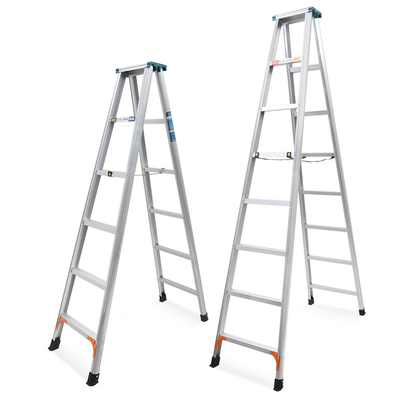 Một bước mịn có thể gấp các bậc thang đa mục đích với các cầu thang hợp kim alumin dày, hai bên trục camera.