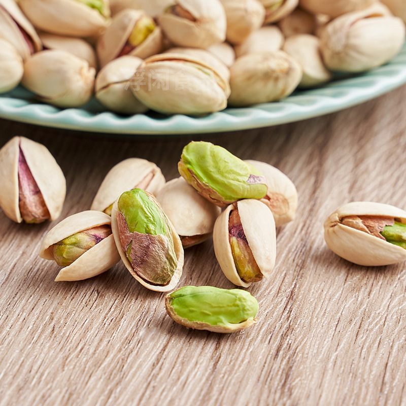 Pistol electrician delivers a small, large-particle, pistachio nuts and a small-food can.