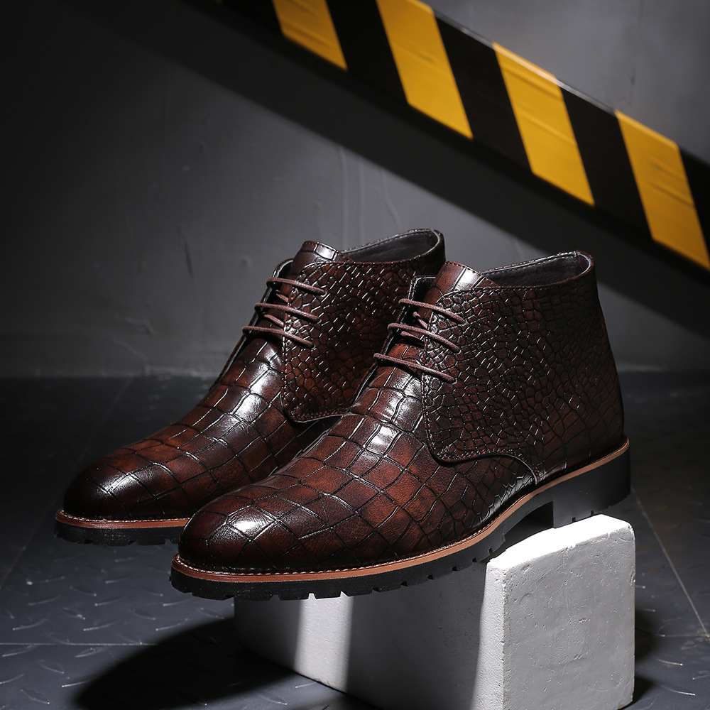A man's pointy leisure man's boots are in the air with a large Martin's boot man's foreign trade factory, Amazon.