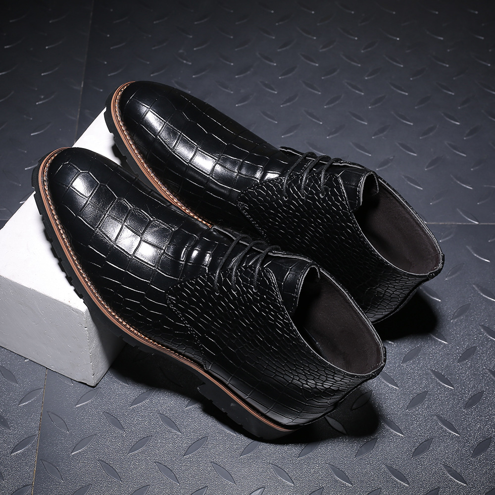 A man's pointy leisure man's boots are in the air with a large Martin's boot man's foreign trade factory, Amazon.