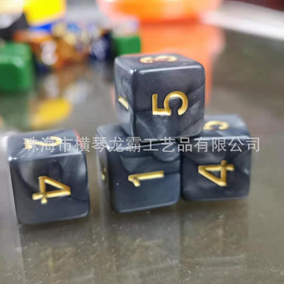 6 con xúc xắc ở góc, được in bằng ngọc trai bạch kim với 123456 hexadecahedron dương, Akri.