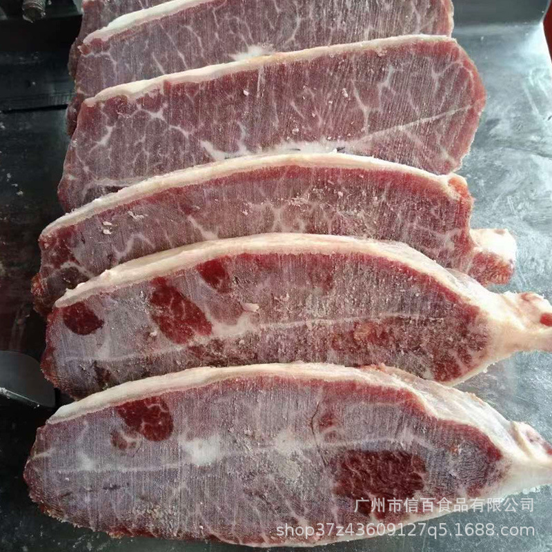 Anh ta đang tắt miếng thịt quay và nhập khẩu thạch cao 1113 và cắt bít tết hàu và thịt bê.