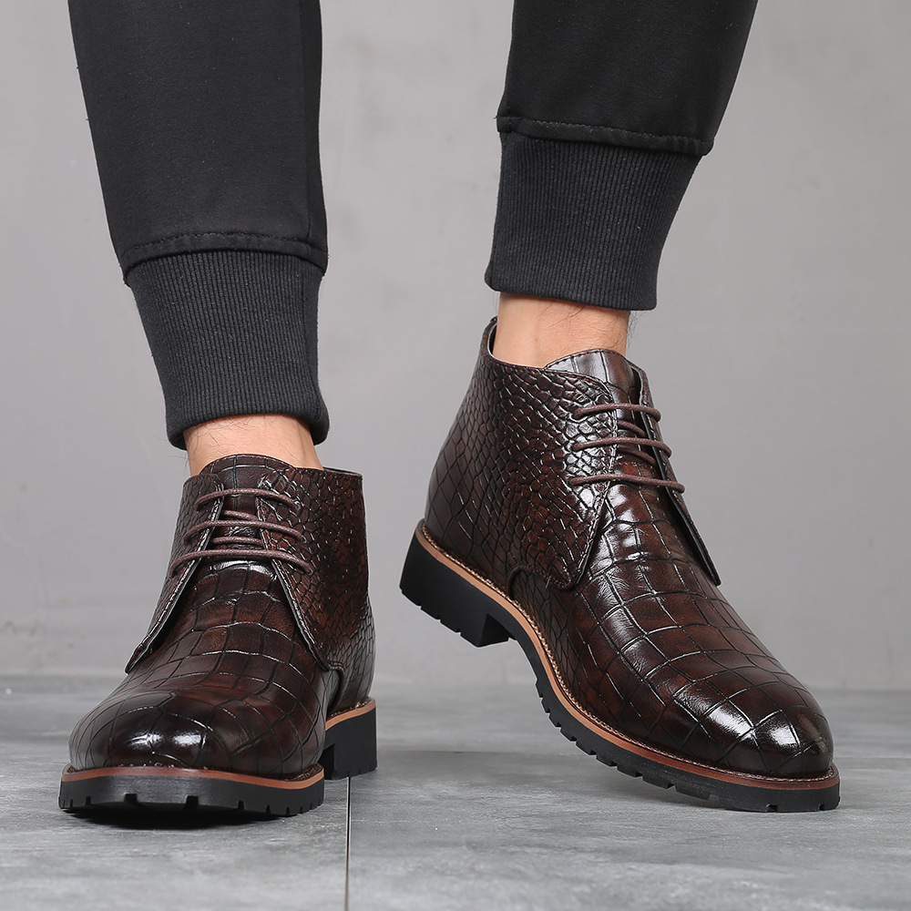 A man's pointy leisure man's boots are in the air with a large Martin's boot man's foreign trade factory, Amazon.