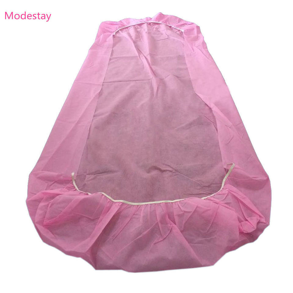 Giường chống bụi một lần bao phủ một chiếc giường mát xa không gió xoáy với các tấm trải giường đã được gắn chặt