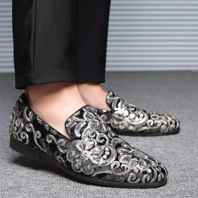 A new 2023 large-size man with a single pair of shoes and a pair of bean shoes.