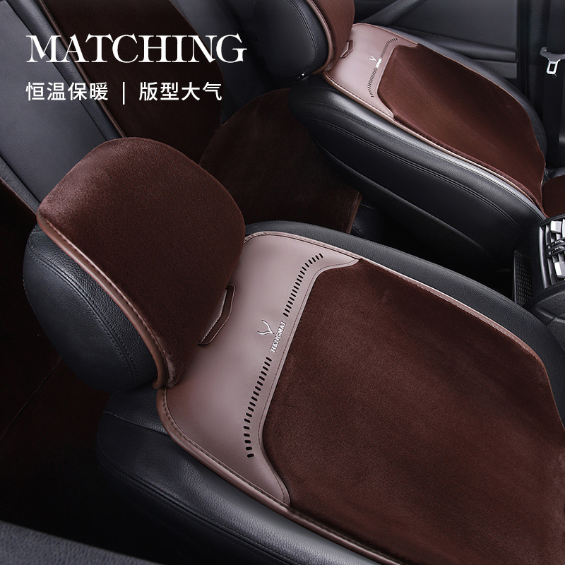 Một chiếc xe thay thế nhung với nhung ngắn bên cạnh một máy phát điện vật lý tại Trạm quốc tế Amazon.