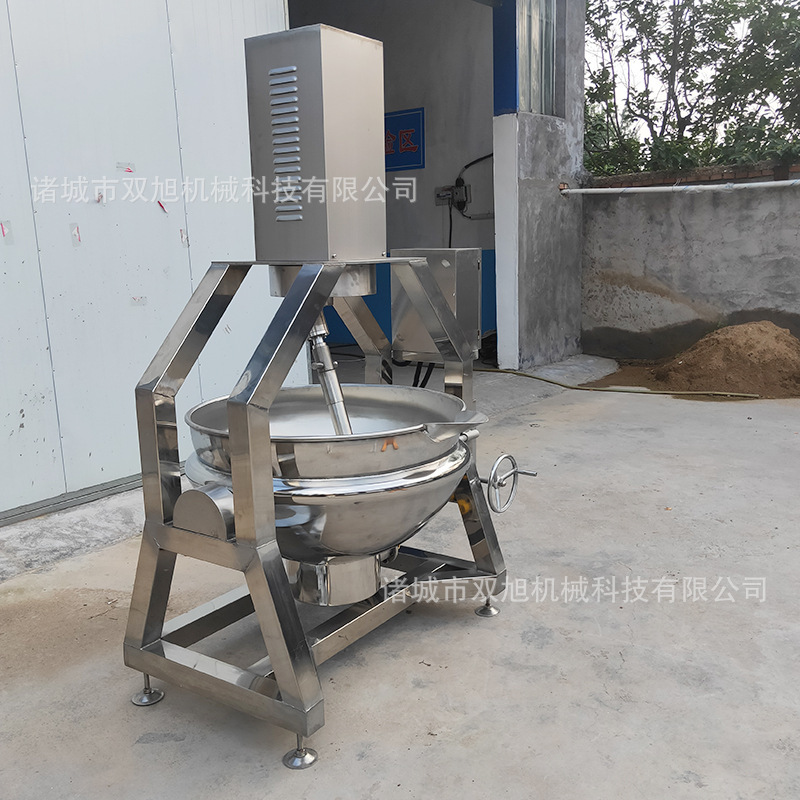 Các hành tinh thạch và ớt trộn với chảo chiên, toàn bộ máy nước sốt thép không gỉ, căng tin thương mại.