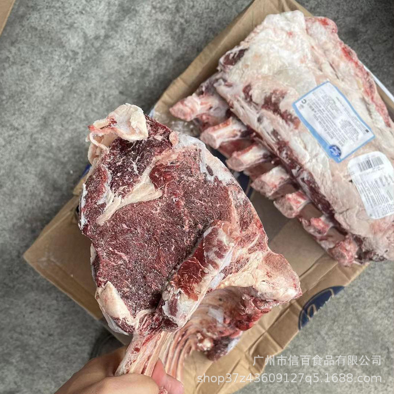 그는 구운 고기를 돌리고, 아르헨티나에서 모든 아웃 냉동 쇠고기를 수입하고 육류와 육류를 축으로합니다.