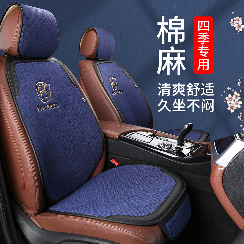 Một chiếc xe mới được đặt trên một bộ dụng cụ chống máy bay miễn phí, khô mùa hè.