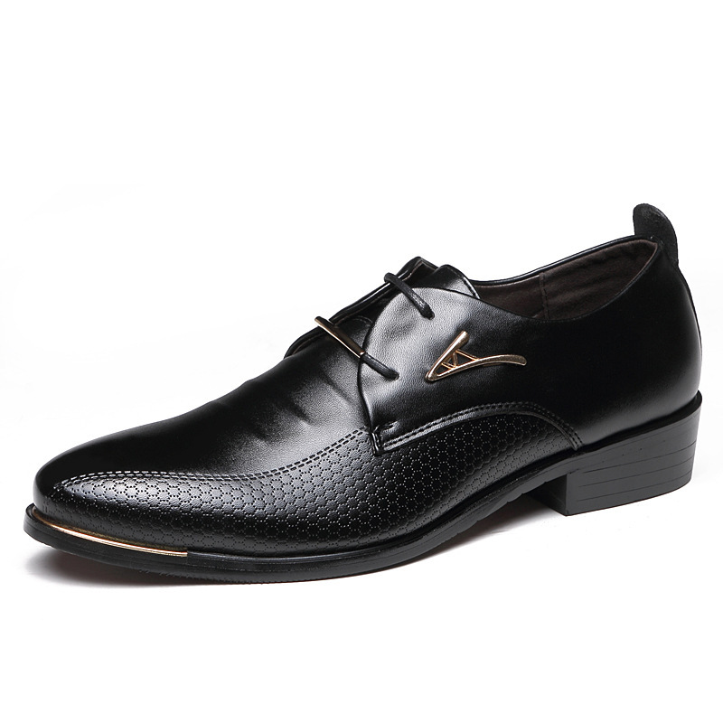 Men's shoes, spring British wind belts, fresh-fried young men are putting on commercial leisure shoes.