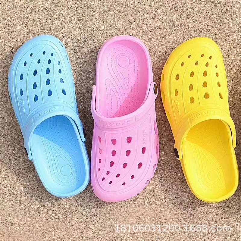 Toàn bộ các lỗ công viên mới mùa hè cho phụ nữ và đàn ông với giày cát trong hang động, giày của cặp đôi lang thang.