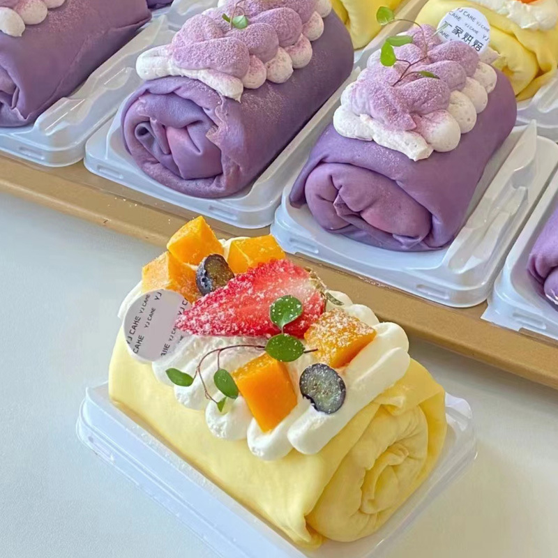 Một hộp bánh trái cây hút khăn, một gói bánh nướng Trung Quốc gồm những gói thức ăn nướng.