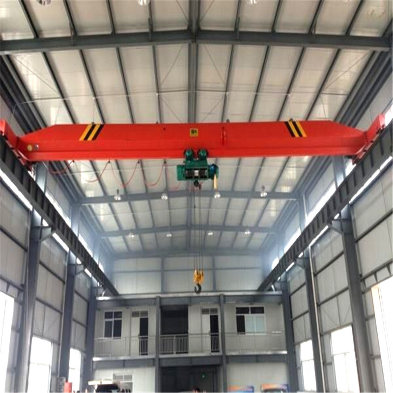 A single-barrelled crane, a 3-ton, 5-ton wireless remote control single-barrel vehicle at a civil power plant in a workshop warehouse