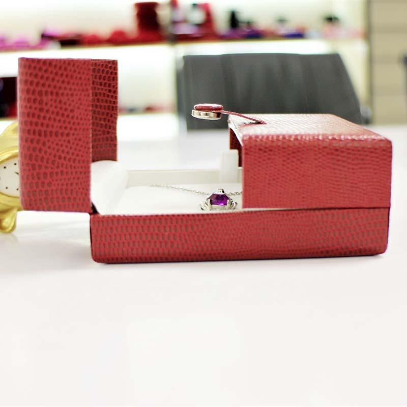 The factory supplies the two-door wedding ring box, the jewelry box, the paper box, the necklace box.