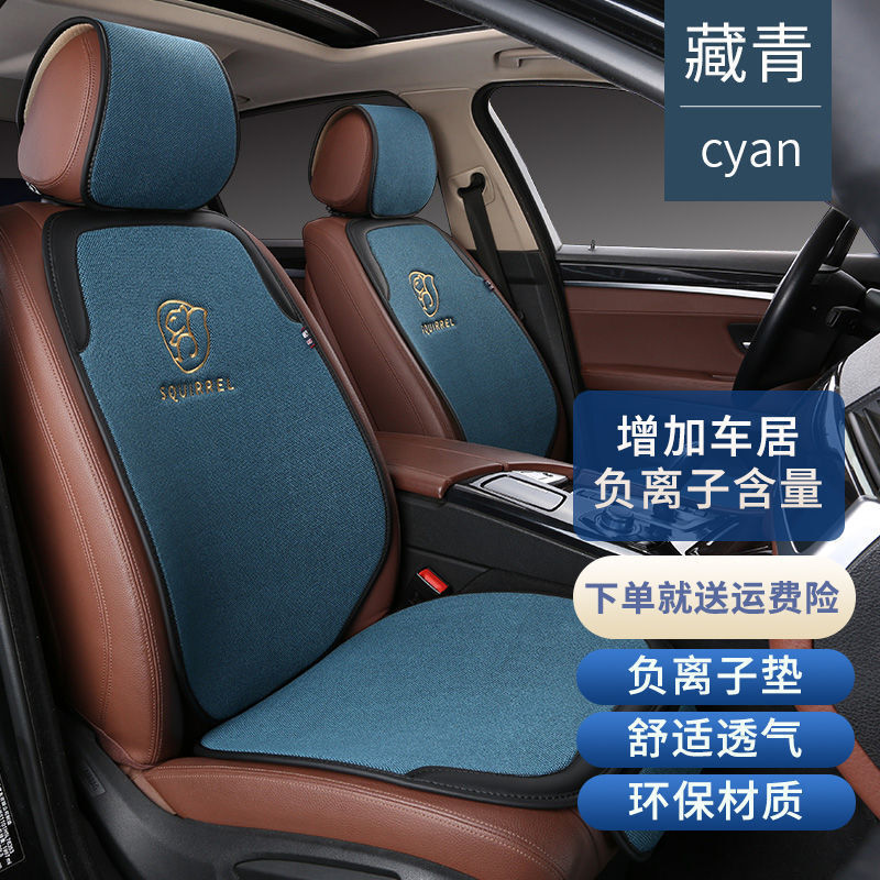 Một chiếc xe mới được đặt trên một bộ dụng cụ chống máy bay miễn phí, khô mùa hè.