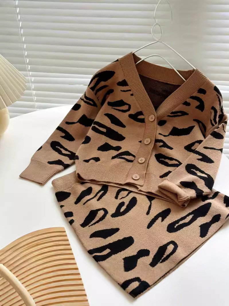 Một cô gái với một chiếc áo len và một đứa trẻ với một chiếc áo len và một chiếc áo len và một chiếc nhung, 2024 cô gái mới với một cây kim đan hương thơm