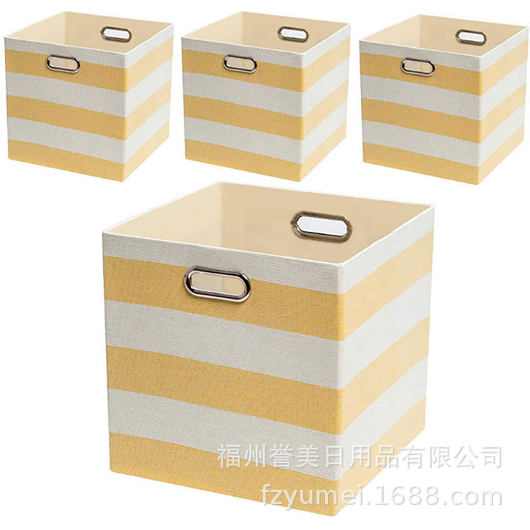 Bộ sọc sắc nét của nhà sản xuất với hai cái kéo kim loại hình bầu dục là không vững.