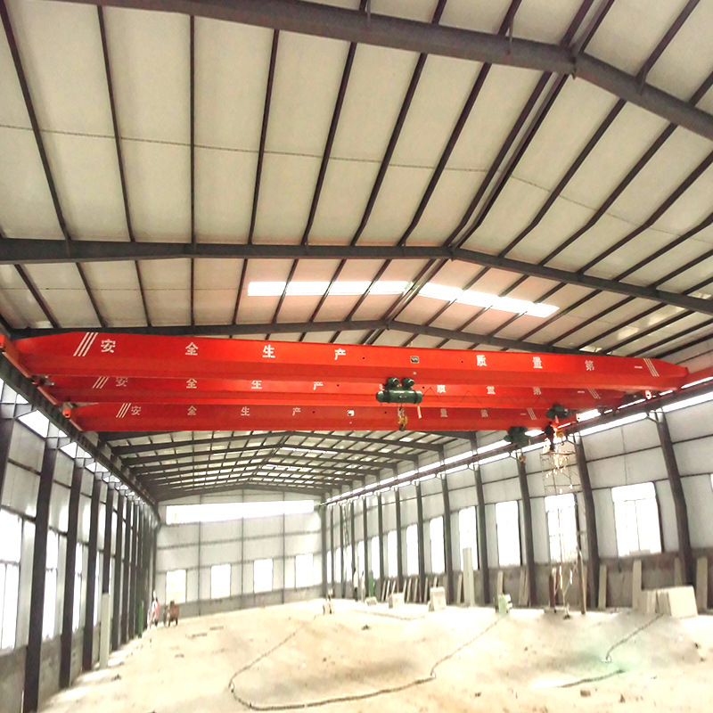 A single-barrelled crane, a 3-ton, 5-ton wireless remote control single-barrel vehicle at a civil power plant in a workshop warehouse