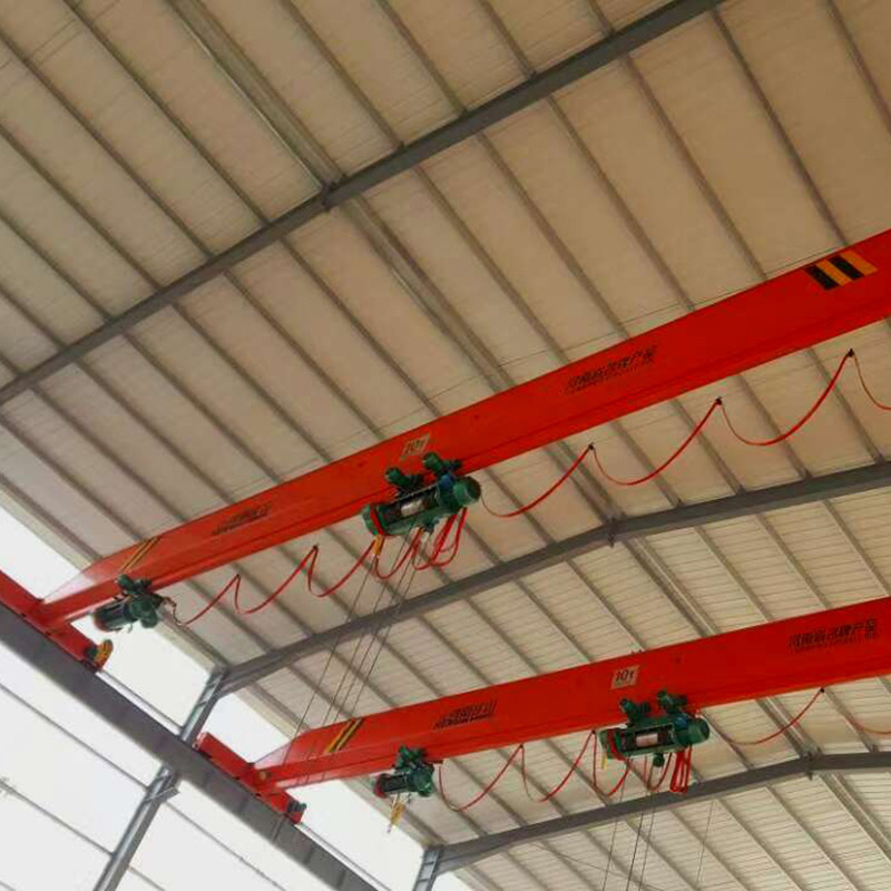 A single beam bridge crane, a workshop for the transport of cargo from a single beam yard.