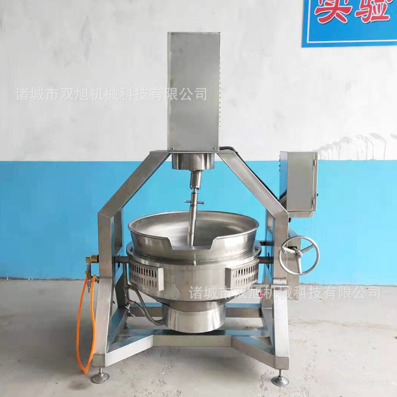 Các hành tinh thạch và ớt trộn với chảo chiên, toàn bộ máy nước sốt thép không gỉ, căng tin thương mại.